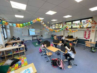 Schulkinder beim gemeinsamen Morgenkreis