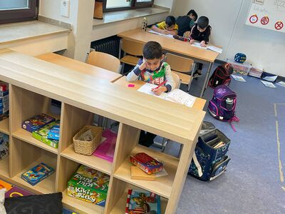 Schulkinder beim gemeinsamen Morgenkreis