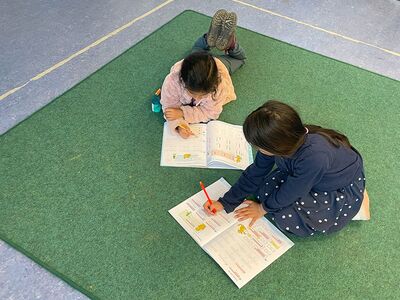 Schulkinder beim gemeinsamen Morgenkreis