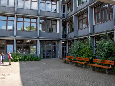 Schulgebäude und -gelände der GS Augustastraße