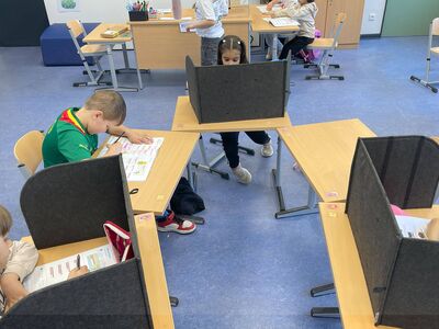 Schulkinder beim gemeinsamen Morgenkreis