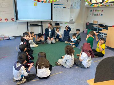 Schulkinder beim gemeinsamen Morgenkreis