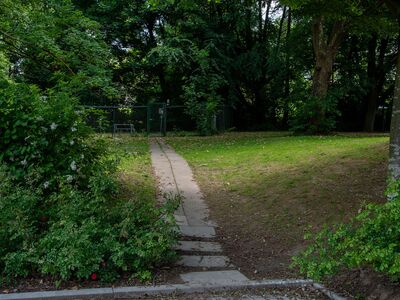 Schulgebäude und -gelände der GS Augustastraße