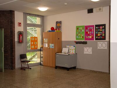 Schulgebäude und -gelände der GS Augustastraße
