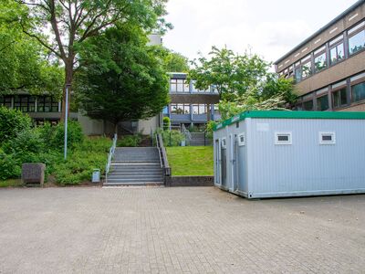 Schulgebäude und -gelände der GS Augustastraße