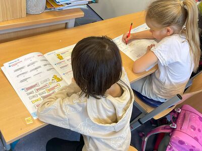 Schulkinder beim gemeinsamen Morgenkreis