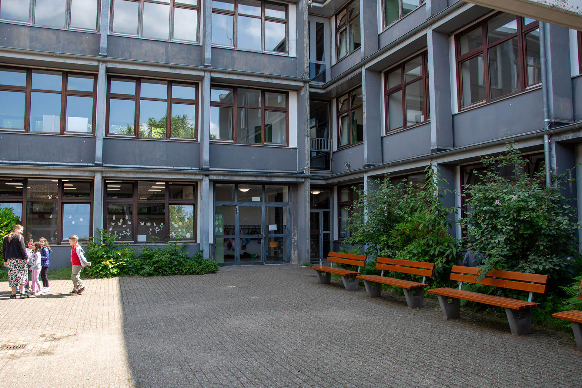 Schulgebäude und -gelände der GS Augustastraße