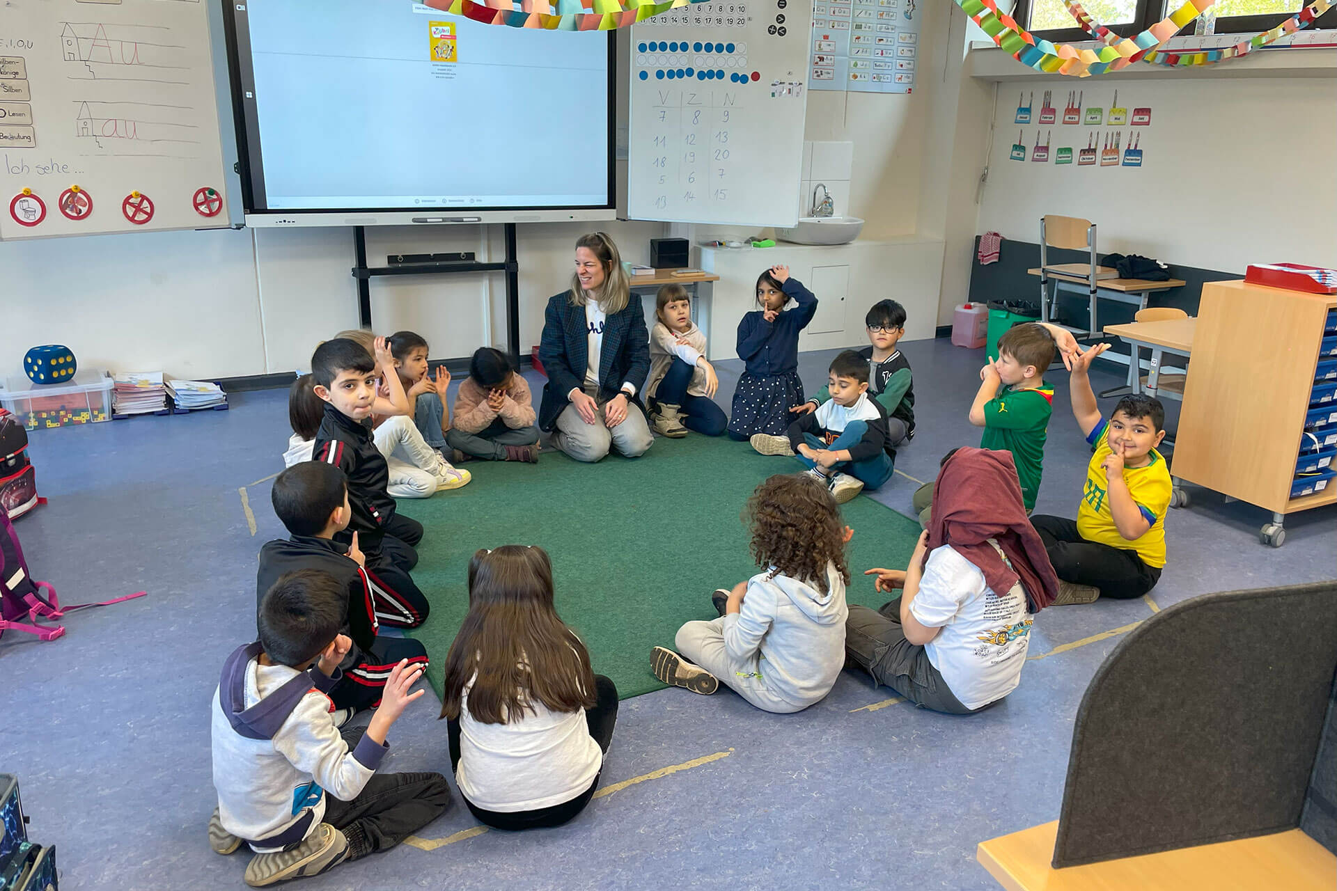 Schulkinder beim gemeinsamen Morgenkreis