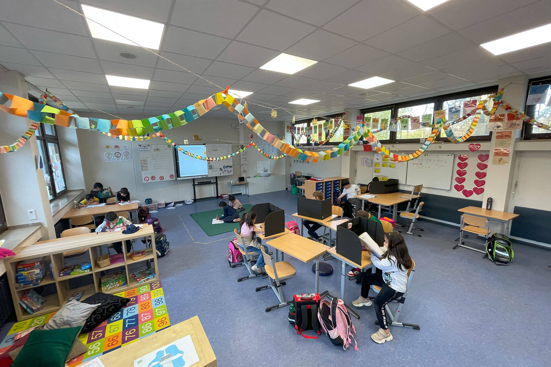 Schulkinder beim gemeinsamen Morgenkreis